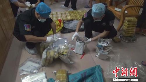 图为民警在对缴获的毒品进行检查封存?！÷淼滦?摄