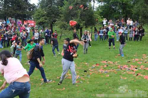 考试来临，如何减压？29日，来自川渝的2000名大学生在仙女山大草原展开了西瓜大战。在场的大学生们跑进指定区域，抓起西瓜瓤相互投掷，有的女生还借机向心仪男生展开草原大追逐。
