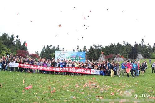 2000名大学生“西瓜大战”减压。