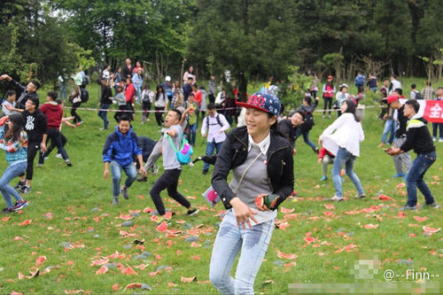在场的大学生们跑进指定区域，抓起西瓜瓤相互投掷。
