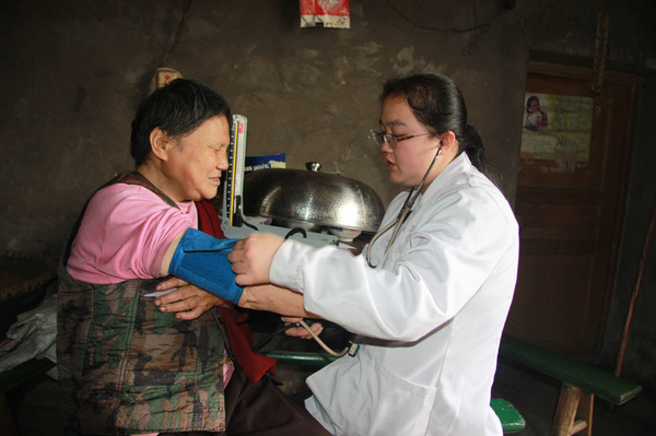 李菊洪上门为双目失明的邓玉琼老人量血压