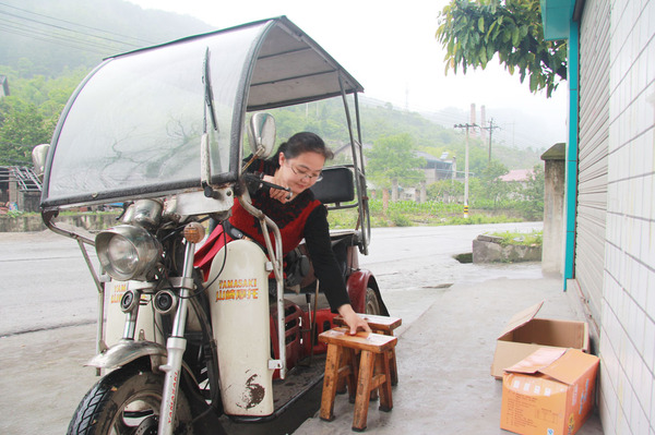 李菊洪独自出诊归来