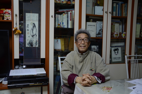 高莽与《苍颉》画作，画中“苍颉”二字为钱锺书先生所写，钱先生试笔时留下的“苍”字字头“艹”被高莽先生画成了草丛上飞舞的昆虫。