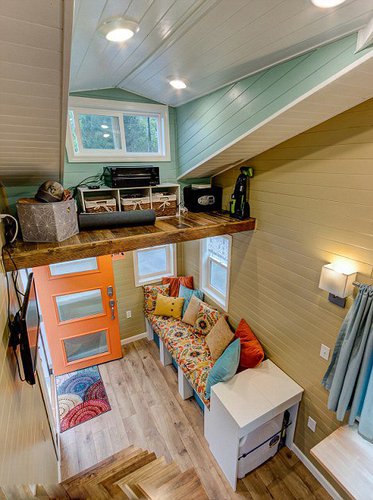 　　2014年，夫妻二人双双辞掉工作，卖掉家里的大房子，买了一个带轮移动房，带上约12万元人民币的积蓄，于2014年4月踏上了为期6个月的环美旅行。