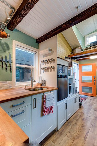 　　别看他们的移动房仅有18平米，其实屋内设施一应俱全，厨房、卧室、浴室、厕所、桌椅板凳，应有尽有。旅行途中，夫妻二人无论身处何地都能享受到家的舒适和温馨。