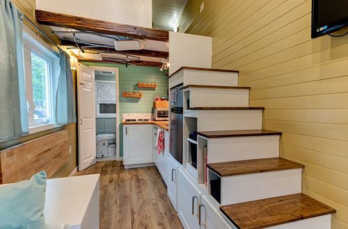 　　当时，美国“微房运动”方兴未艾，很多人放弃房车，选择带轮移动房旅行。帕特里克和劳伦受此影响，将自家的电动汽车卖掉，换成了可以拖动5670公斤重物品的卡车，用来拖运移动房。