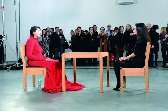 2010 年《艺术家在现场》 时长：736 小时30 分钟纽约MoMA 展厅里，阿布拉莫维奇坐在桌子一端，另一端是自愿坐到对面的观众。64 岁的阿布拉莫维奇接受了1500 多人的对视挑战，莎朗·斯通、Lady Gaga 亦慕名而来。她每天就这样面无表情地坐着。