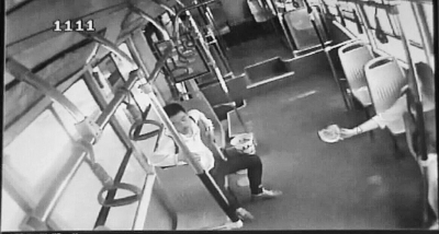 小情侣公交车上旁若无人吃西瓜，弄脏车厢环境引不满。