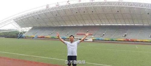 山东济南，眼看在历城二中读高三的女儿就要高考了，48岁的济南励志暖爸曹树茂想出了一个充满正能量的好主意，跑遍济南高校操场为女儿呐喊助威。