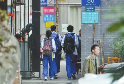 5月27日，成都某中学外的小区门口，刚刚放学的学生进入小区。