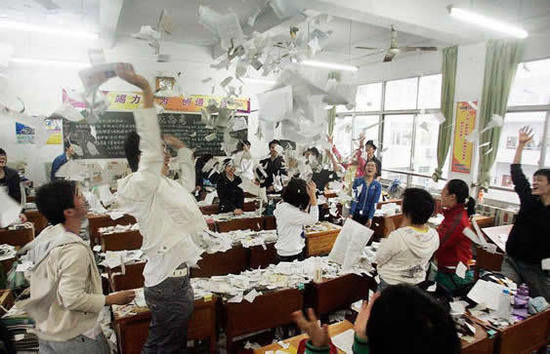 多地学校高考前上演撕书吼楼减压 专家:做法愚蠢