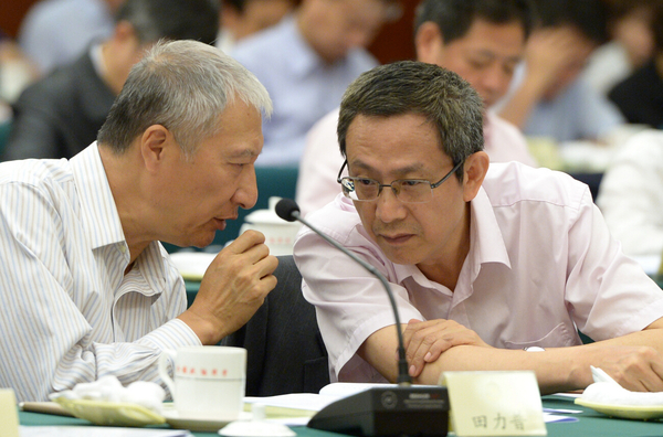 田力普委员与贾康委员（右）交谈。