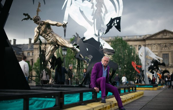 周三，乌尔代在艺术桥上自己的装置作品《施了魔法的步行桥》旁边。展览包括7个垫座、8个雕塑、10个反光金属“树”，以及一个活动雕塑——表现的是一个人好像在进行剧烈的运动或挣扎。