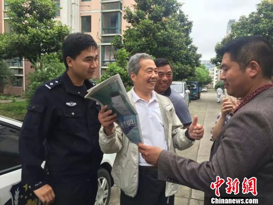 小区居民看到媒体报道后夸柳松领好样的?！∷锶?摄