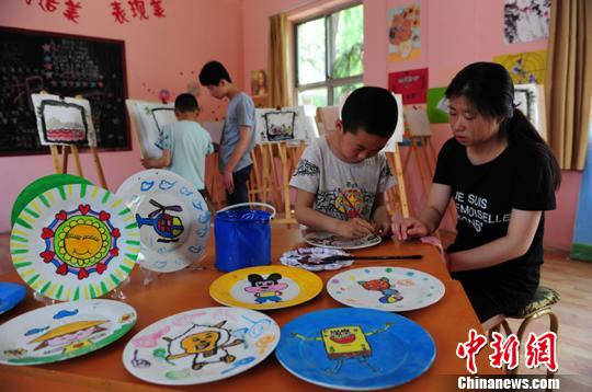 山西农村留守儿童的“六一节”（组图）