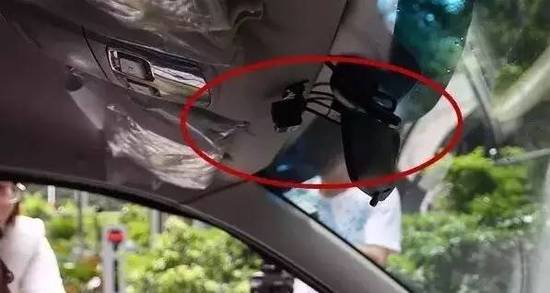 微型摄像头可以拍摄到车内前排位置和后排大部分位置，也可以对司机进行脸部识别。
