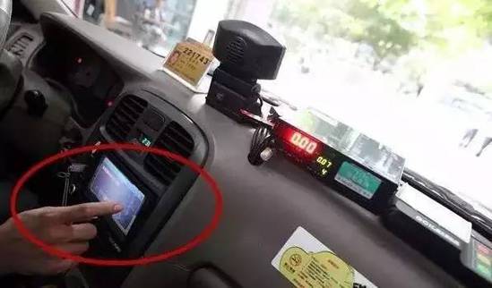 大屏幕上有多级菜单，可以显示出租车司机的服务资格证，也可以电召抢单、行程计价、定位导航、语音播报等