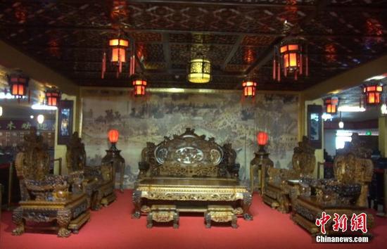 图为标价1.98亿元人民币的黄花梨沙发。