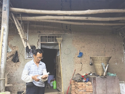 徐某父亲说起儿子偷渡的事情，有些难以开口。