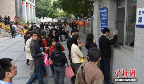 资料图：市民落户。 图片来源：CFP视觉中国