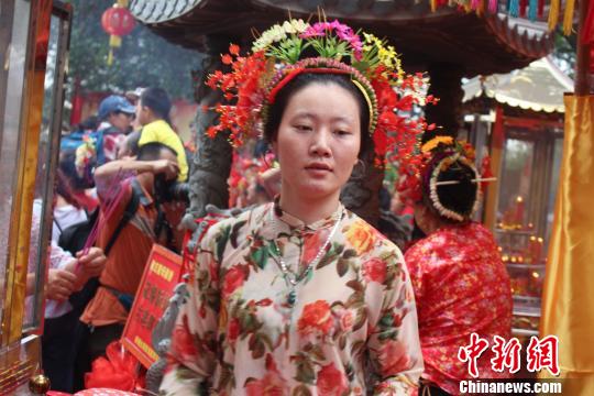 6月2日，福建泉州蟳浦妈祖宫庙——顺济宫重修落成庆典仪式举行，头戴“簪花围”、身着传统服装的蟳浦村女性成为镜头捕捉的焦点。　廖静 摄