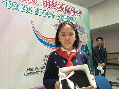 上海医护人员捐献长发为化疗患儿定制假发(图)