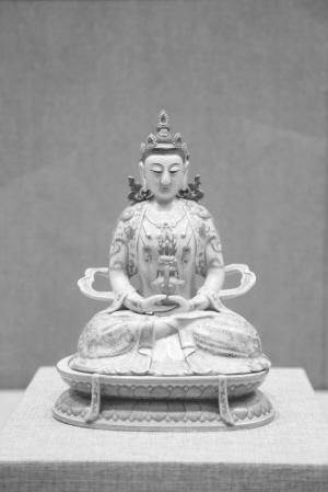 清乾隆年间的粉彩无量寿佛。