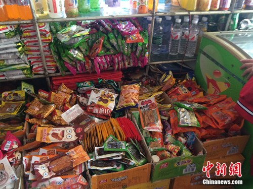 北京某学校附近超市的各种零食。<a target='_blank' href='http://www.chinanews.com/' >中新网</a> 邱宇 摄