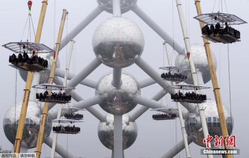 “空中晚宴”：数千食客40米高空享用饕餮盛宴