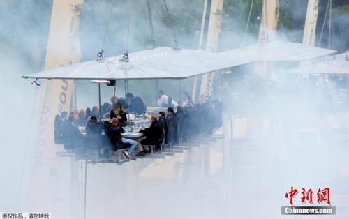 “空中晚宴”：数千食客40米高空享用饕餮盛宴