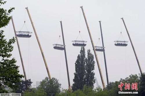 “空中晚宴”：数千食客40米高空享用饕餮盛宴