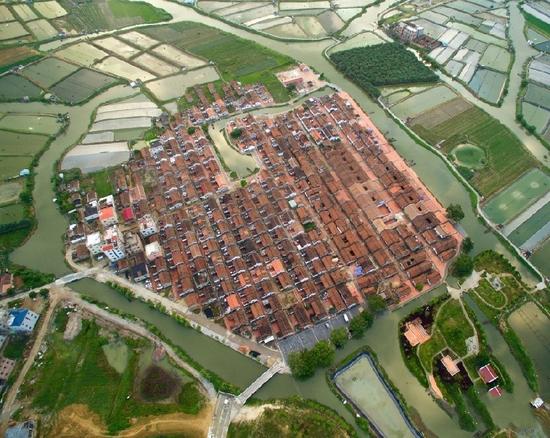 埭美红砖古厝群如绿色大地上的一颗红宝石（5月27日摄）
