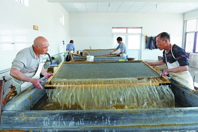 师傅们在抄纸。陈儒摄