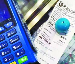 前段时间，某展会一颗高瓷高蓝的绿松石珠子以27万元成交的消息刷爆朋友圈，然而这并不算什么，因为随后南红以38万元秒杀绿松，成交价格再创文玩界新高。那么问题来了，这些价格如此高、品质如此好的精品到底能不能保值和升值呢？带着这些疑问，笔者带您去探寻那些高价文玩的独特原因，揭秘它们价格居高不下背后的秘密。