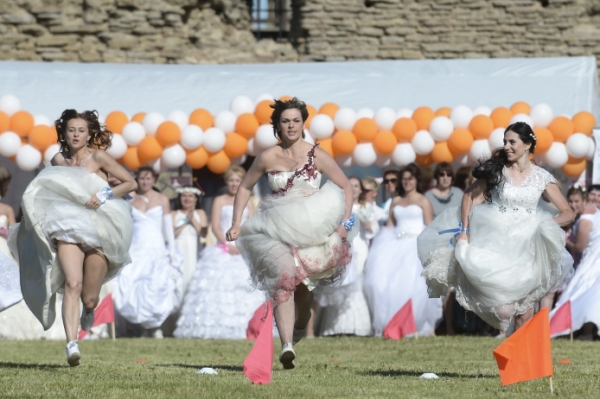 新华社照片，纳尔瓦（爱沙尼亚），2016年6月5日
    （国际）（4）爱沙尼亚举办“国际新娘赛跑”
    6月4日，在爱沙尼亚纳尔瓦，装扮成新娘的女子参加“国际新娘赛跑”。
    当日，爱沙尼亚第三大城市纳尔瓦举行“国际新娘赛跑”，来自爱沙尼亚、俄罗斯和拉脱维亚的约70名女子装扮成新娘，进行50米赛跑，争夺钻戒大奖。
    新华社发（谢尔盖·斯捷潘诺夫摄）