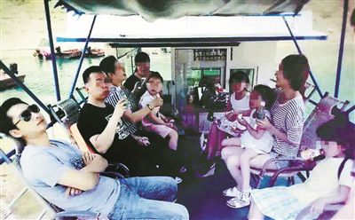 事发前传到网上的照片显示游客未穿救生衣