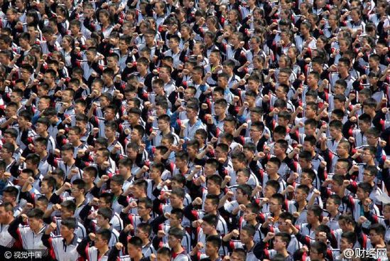 辽宁连21年百里送考 数万乡亲放