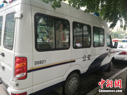6月7日，人大附中考点外，警车正待命。 张尼 摄