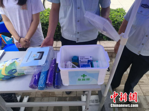 考场外为家长专门准备的急救药箱。 张尼 摄
