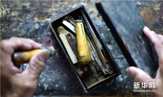 6月5日，张奎老人雕刻前整理工具