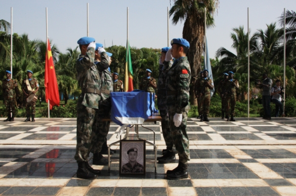新华社照片，巴马科，2016年6月7日
    （国际）（2）马里稳定团为牺牲中国维和战士申亮亮举行追悼会 
    当地时间6月7日上午，联合国马里多层面综合稳定特派团（马里稳定团）在位于马里首都巴马科的总部，为牺牲的中国维和战士申亮亮举行追悼会。
    马里稳定团民事和军方官员、马里政府和军队代表、中国驻马里大使馆工作人员、中国军队工作组成员以及中国赴马里维和部队和参谋军官代表等200余人参加悼念活动，为英雄送行。 
    新华社发（杨祖荣摄）