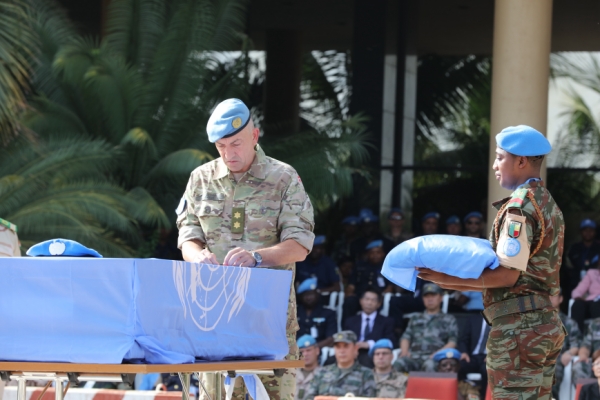 新华社照片，巴马科，2016年6月7日
    （国际）（1）马里稳定团为牺牲中国维和战士申亮亮举行追悼会
    6月7日，联合国马里多层面综合稳定特派团（马里稳定团）在位于马里首都巴马科的总部，为牺牲的中国维和战士申亮亮举行追悼会。这是马里稳定团司令洛斯加德将联合国和平勋章放置在申亮亮烈士的灵柩上。
    当地时间7日上午，联合国马里多层面综合稳定特派团（马里稳定团）在位于马里首都巴马科的总部，为牺牲的中国维和战士申亮亮举行追悼会。马里稳定团民事和军方官员、马里政府和军队代表、中国驻马里大使馆工作人员、中国军队工作组成员以及中国赴马里维和部队和参谋军官代表等200余人参加悼念活动，为英雄送行。 
    新华社记者潘思危摄