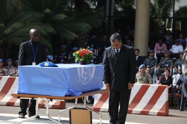 新华社照片，巴马科，2016年6月7日
    （国际）（3）马里稳定团为牺牲中国维和战士申亮亮举行追悼会
    6月7日，联合国马里多层面综合稳定特派团（马里稳定团）在位于马里首都巴马科的总部，为牺牲的中国维和战士申亮亮举行追悼会。这是联合国秘书长特别代表、马里稳定团团长安纳迪夫向申亮亮烈士的灵柩致敬。
    当地时间7日上午，联合国马里多层面综合稳定特派团（马里稳定团）在位于马里首都巴马科的总部，为牺牲的中国维和战士申亮亮举行追悼会。马里稳定团民事和军方官员、马里政府和军队代表、中国驻马里大使馆工作人员、中国军队工作组成员以及中国赴马里维和部队和参谋军官代表等200余人参加悼念活动，为英雄送行。 
    新华社记者潘思危摄