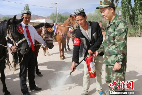 义务消防队员为村民开展义务技能培训?！⊥粲?摄