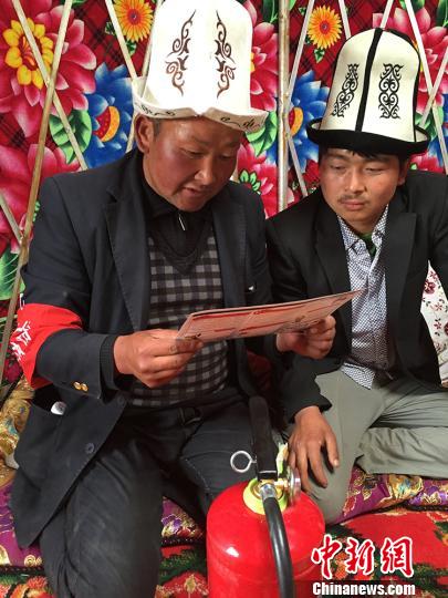 当地哈萨克民众通过马背义务消防队的宣传，改掉了很多陋习，还收获了很多消防知识?！⊥粲?摄