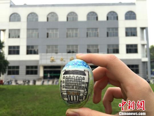 图为满溢书香的敬文图书馆?！《?摄