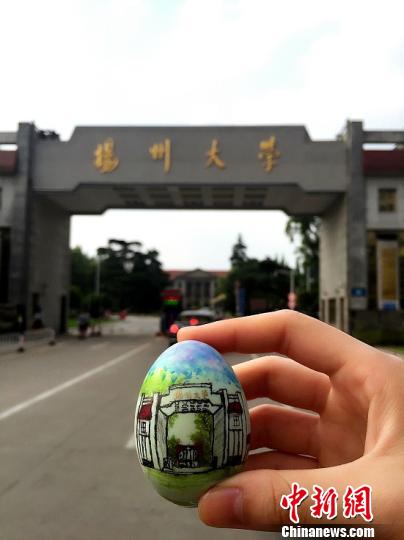 图为学校雄伟的南门 董鑫 摄