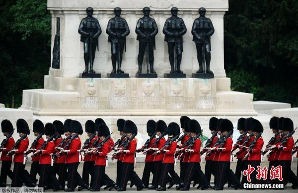 英国女王90大寿庆典 皇家卫兵齐刷刷帅气亮相2