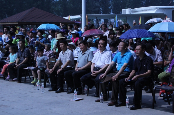 5、干群们聚精会神地观看开幕式上精彩纷呈的民俗风情表演。