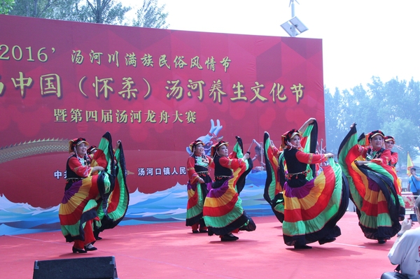 6、泉河街道群星艺术团表演的舞蹈《红红火火》